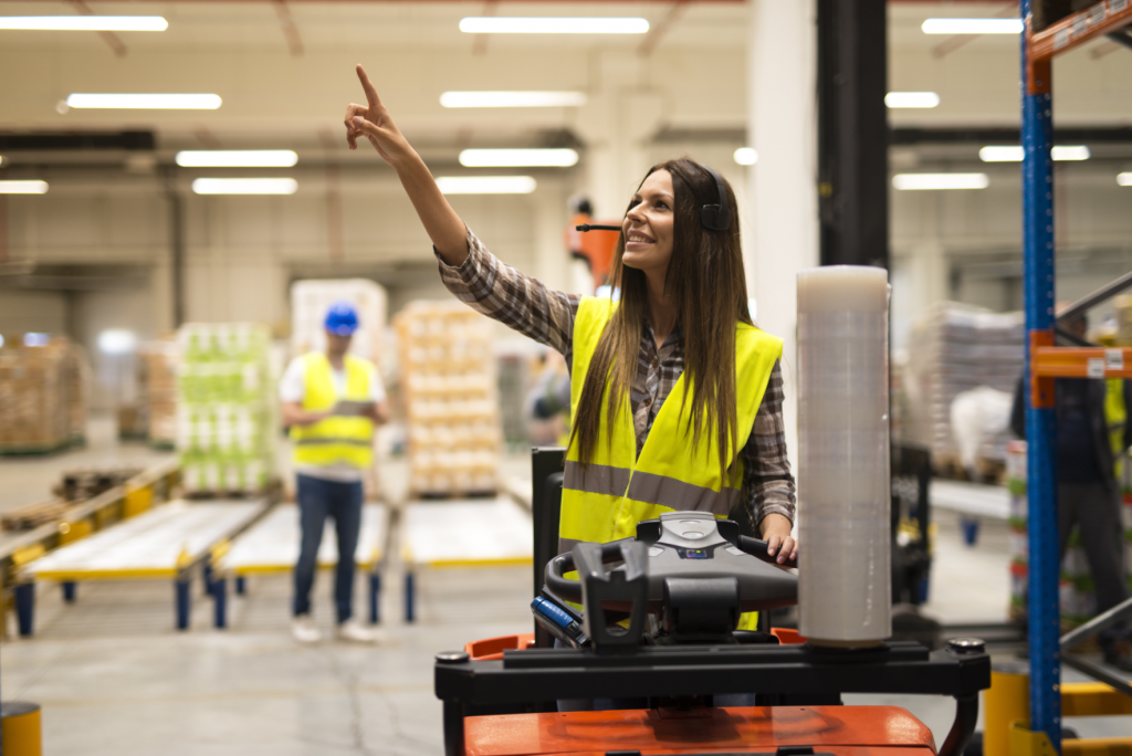 картинки среднего качества. умный город. держи кирпич. включи качестве. начальник склада ава.